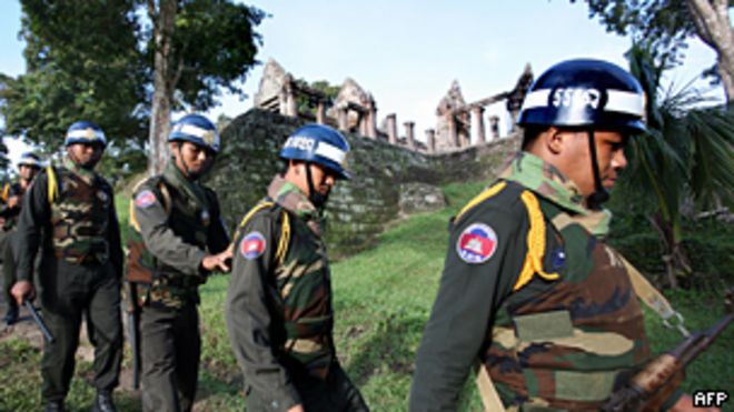 Камбоджийские солдаты патрулируют мимо храма Preah Vihear возле границы с Таиландом