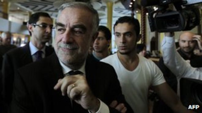 Луис Морено-Окампо прибывает в отель в Триполи 22 ноября 2011 года.