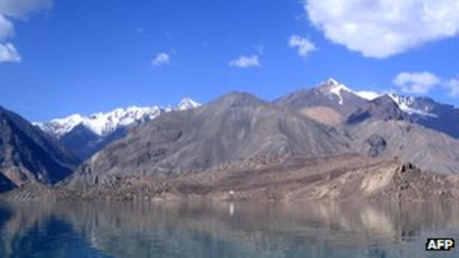 Сарезское озеро в Памирских горах Таджикистана