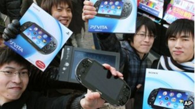 Люди хвастаются своими консолями PlayStation Vita в Токио