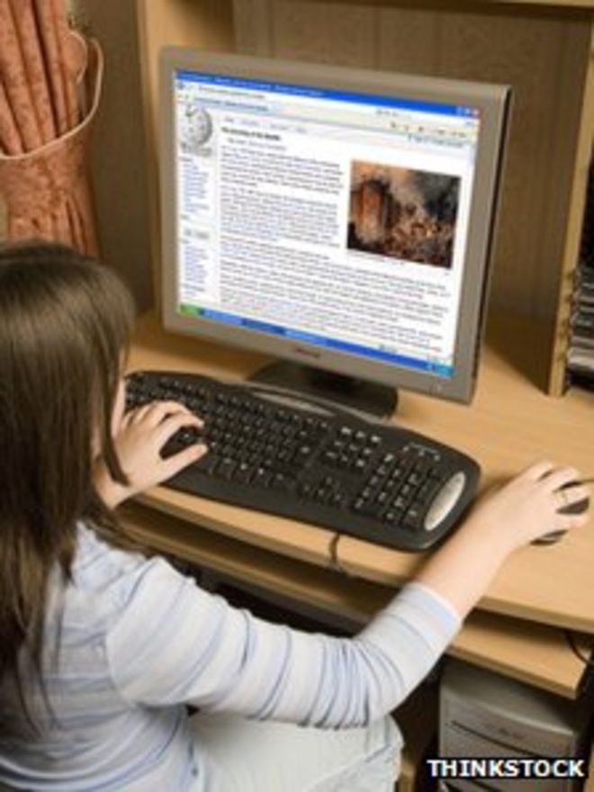 Ребенок пересматривает на компьютере