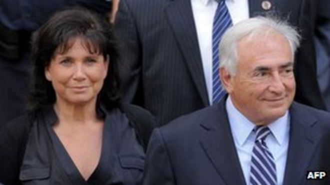 Энн Синклер сопровождает своего мужа Доминика Стросс-Кана в Нью-Йорке после прекращения дела против него, 23 августа 2011 г.