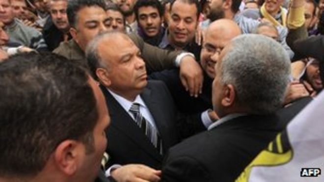 Мохаммед Саад аль-Кататни у здания парламента Египта (23 января 2012 года)