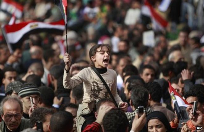Девушка кричит на акцию протеста на площади Тахрир (4 февраля 2011 года)