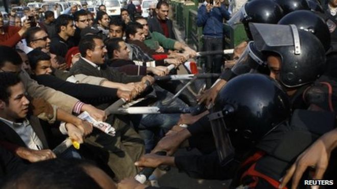 Столкновения антиправительственных демонстрантов с полицией в центре Каира 25 января 2011 года.