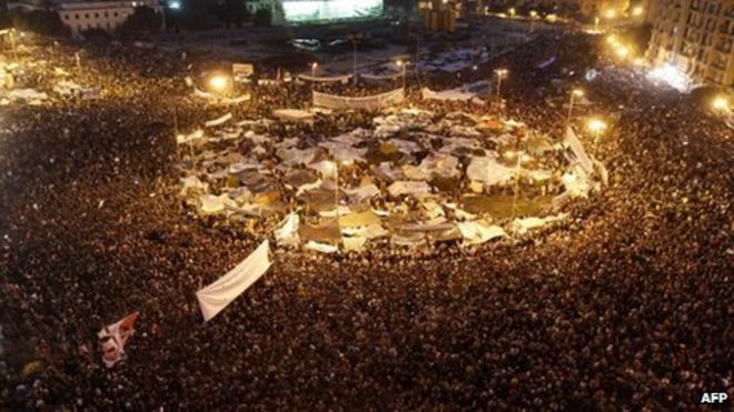 Тысячи антиправительственных демонстрантов на каирской площади Тахрир (8 февраля 2011 г.)