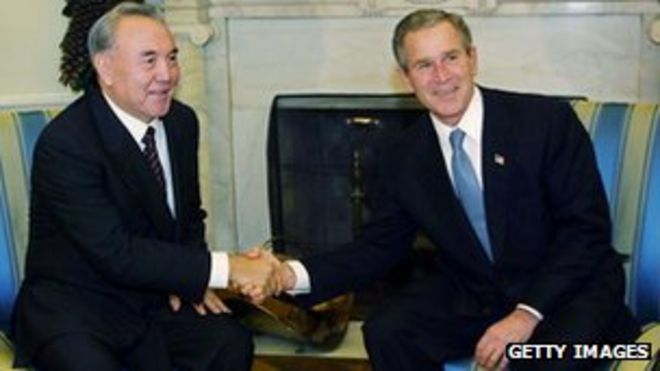 Президент Назарбаев и бывший президент США Джордж Буш в 2001 году