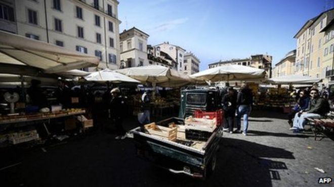 Общий вид уличного рынка Piazza Campo de 'Fiori в центре Рима в марте 2010 года