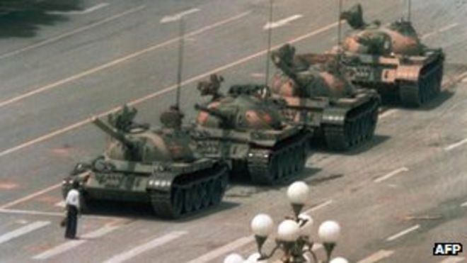 Одинокий протестующий останавливает танковую колонну во время подавления протестов на площади Тяньаньмэнь в 1989 году
