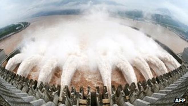 Вода сбрасывается через плотину Три ущелья, Китай