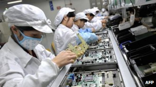 Рабочие на заводе тайваньского гиганта-производителя Foxconn в южно-китайском городе Шэньчжэнь