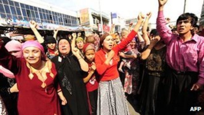 Мусульманские этнические уйгуры протестуют в Урумчи, провинция Синьцзян, после столкновений между этническими уйгурами и ханьцами в июле 2009 года