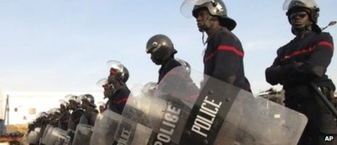 Спецназ охраняет Плейс-де-л'Обельск в Дакаре, Сенегал, где собрались сотни людей, чтобы выразить протест против решения высшего суда страны разрешить президенту Абдулая Уэйду баллотироваться на третий срок на выборах в феврале