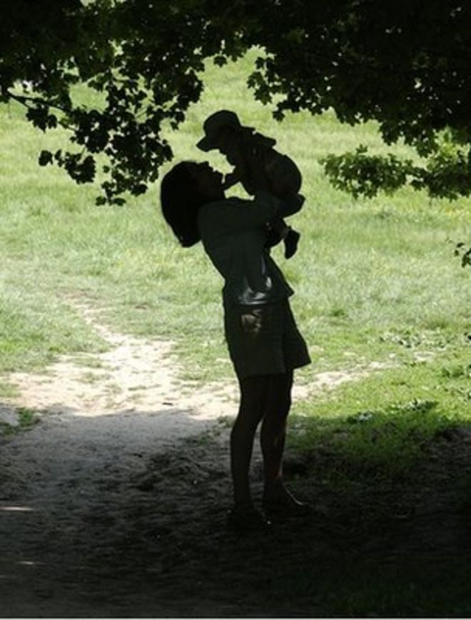 Женщина и ребенок (Фото: BBC)