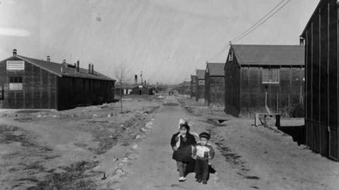Двое маленьких детей прогуливаются по лагерю Минидока в Айдахо, одном из лагерей, где Мэри проводила время. Любезность фотографии Музея Крыла Люка