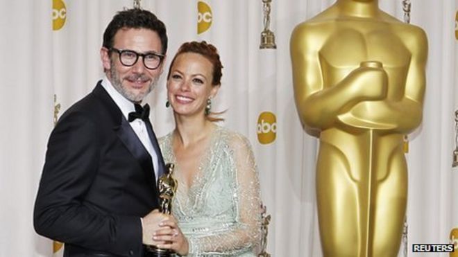 Мишель Хазанавичюс и его жена, актриса Беренис Бежо, держат своего лучшего режиссера Оскара