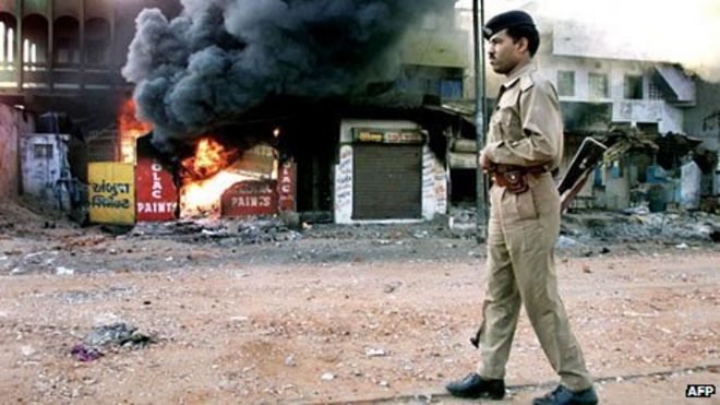 Полицейский в Ахмедабаде, Гуджарат, Индия - февраль 2002 года