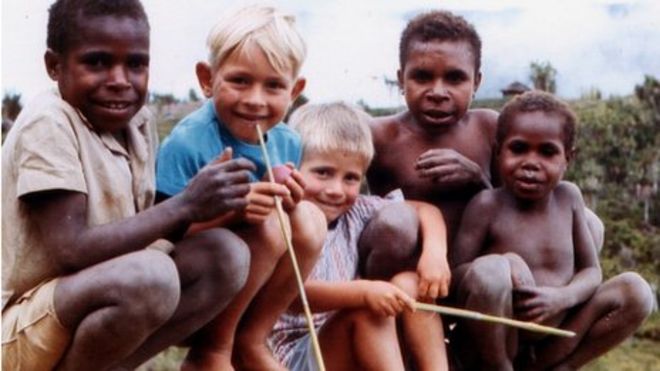 Йен Уилсон играет с друзьями в Папуа