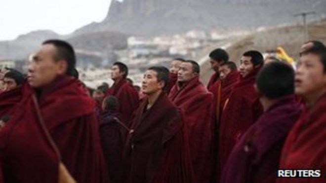 Фото из файла: Монахи в провинции Сычуань