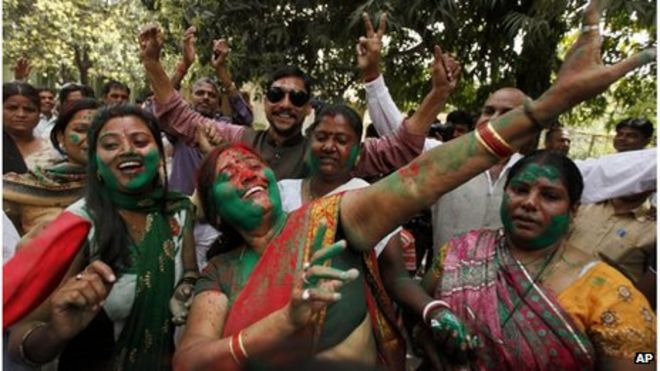 Сторонники партии Самаджвади танцуют с цветной пудрой на лицах, отмечая раннее лидерство лидера партии Мулаяма Сингха Ядава на выборах в штате Уттар-Прадеш в Лакхнау, Индия.