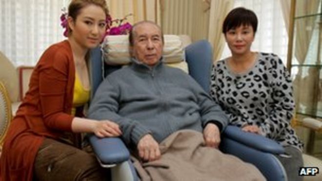 Магнат казино Макао Стэнли Хо со своей третьей женой Чан Ун-чан и дочерью Флориндой