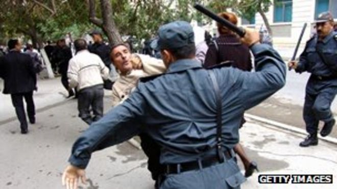 Полиция избивает демонстрантов в Баку