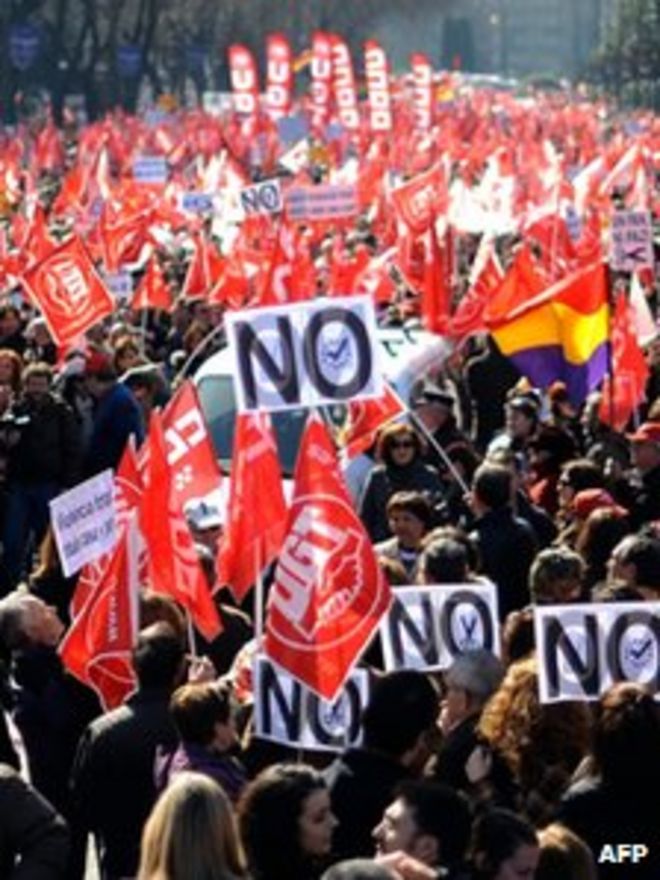 Люди собираются 19 февраля 2012 года в центре Мадрида во время демонстрации против масштабных реформ рынка труда