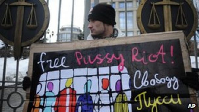 Человек, проводящий кампанию за освобождение протестующих Pussy Riot