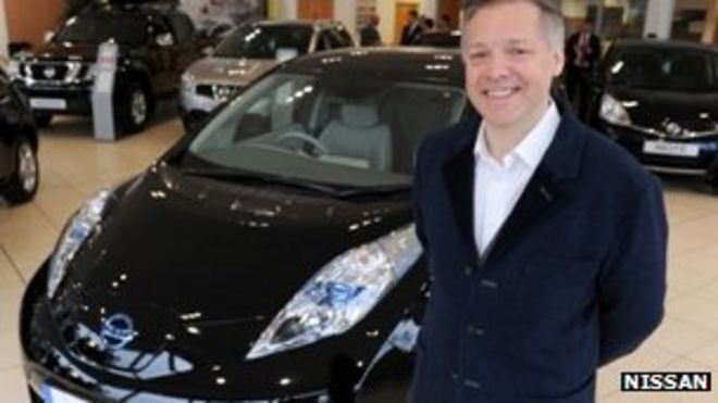 Владелец Nissan Leaf Марк Гудье с одним из автомобилей