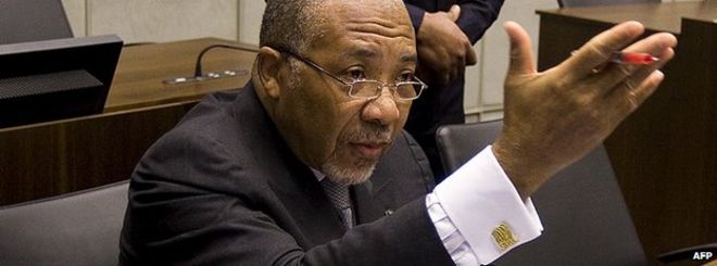 Бывший президент Либерии Чарльз Тейлор (слева) 8 февраля 2011 года ждет начала заключительных аргументов обвинения во время его судебного разбирательства в Специальном суде ООН по Сьерра-Леоне
