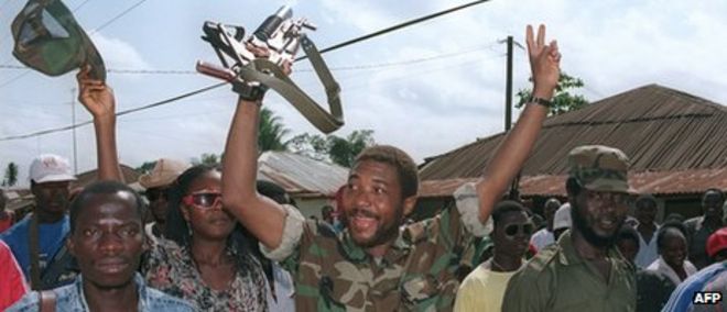 Чарльз Тейлор (C) празднует 21 июля 1990 года со своими повстанческими отрядами в Робертс-Филд после того, как занял позицию у либерийских правительственных войск