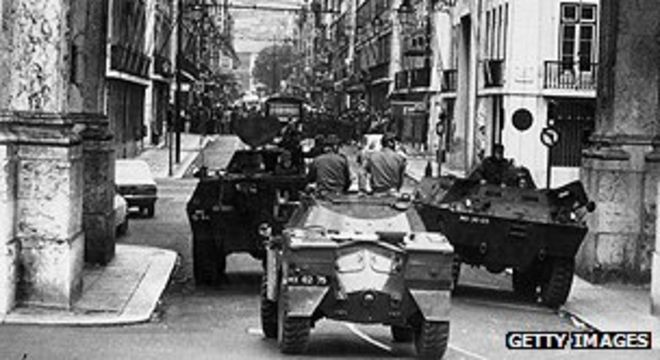 Военные машины патрулируют улицы после переворота 1974 года