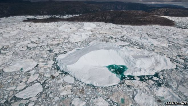 Ледяной ледяной отел в море (Изображение: AAAS / Science / Ian Joughin)