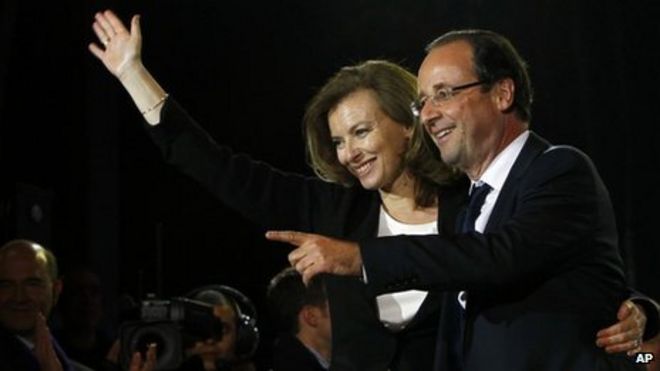 Избранный президент Франции Франсуа Олланд и Валери Триервейлер приветствуют собравшихся, чтобы отпраздновать его победу на выборах на площади Бастилии в Париже, Франция, 6 мая 2012 года.