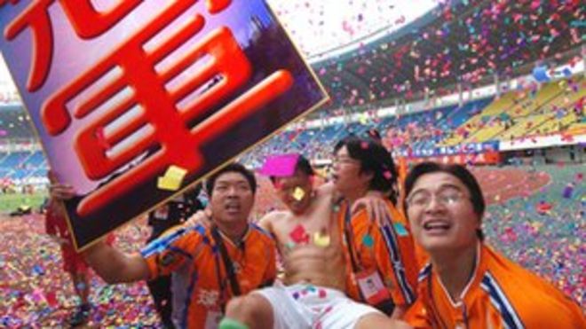 Шэньчжэнь Jianlibao, футбольная команда, спонсируемая компанией напитков, выигрывает чемпионат Китая по суперлиге 2004 года