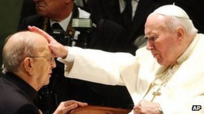 Папа Иоанн Павел II благословляет основателя Легиона Христа Марциального Масиеля в 2004 году