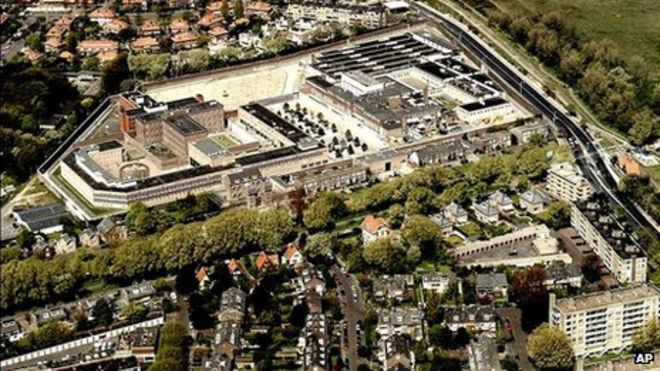 Вид с воздуха на тюрьму Схевенинген (изображение из файла)