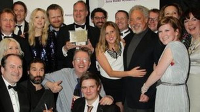 Ведущие и сотрудники 6 Music принимают награду Sony Award с ведущим Томом Джонсом