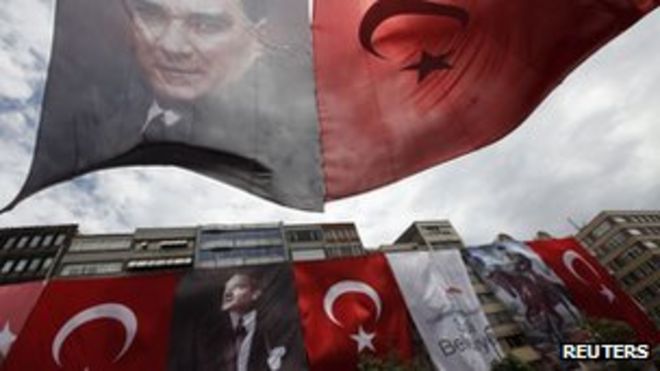 Улица Халаскаргази украшена огромными турецкими флагами и портретами Мустафы Кемала Ататюрка в преддверии Дня молодежи и спорта в центре Стамбула 16 мая 2012 года