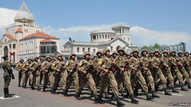 Войска на параде в Степанакерте