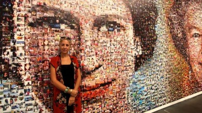Художница Хелен Маршалл с готовой юбилейной фото-мозаикой