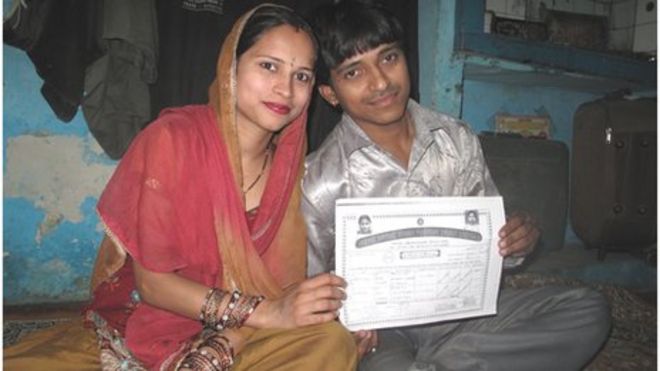 Раджвир Сингх и его жена Мадхури с их свидетельством о браке