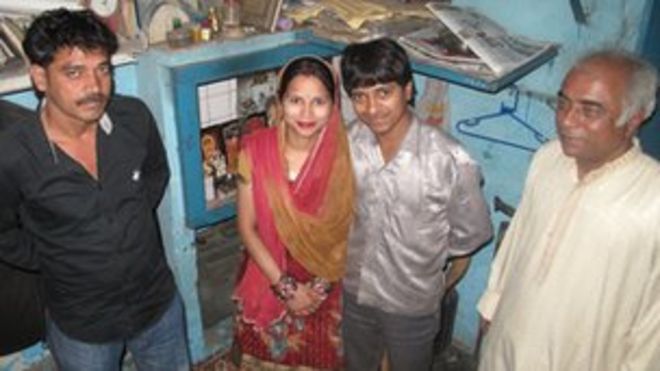 Раджвир Сингх и его жена Мадхури с любовными коммандос