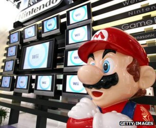 Модель Mario стоит перед дисплеем Wii