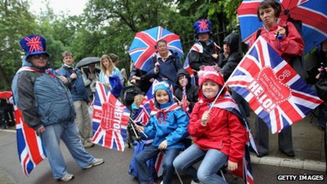 Очередь Revelers для входа на юбилейную вечеринку в парке Баттерси