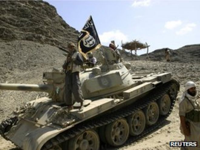 Боевики, связанные с «Аль-Каидой», ведут танк в южном Йемене (28 апреля 2012 года)