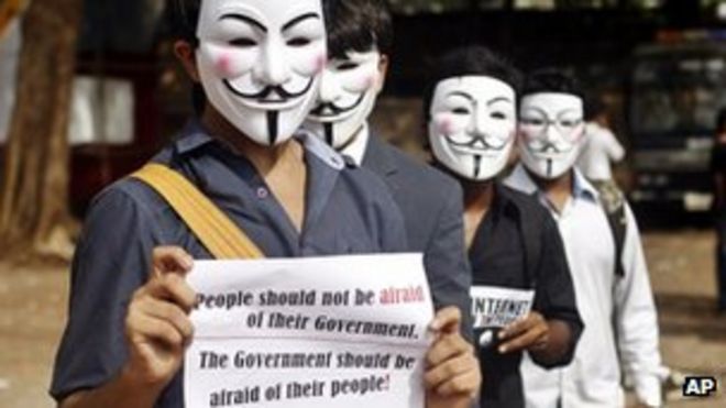 Члены хакерской группы, Anonymous India, носят маски Гая Фокса, поскольку они протестуют против законов, принятых индийским правительством, которые дают ему возможность подвергать цензуре различные аспекты использования Интернета, в Мумбаи