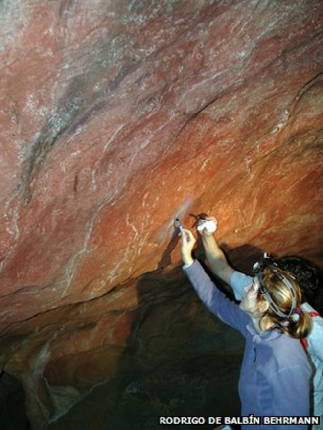 Исследователи из Бристоля снимают образцы для знакомства с пещерой Тито Бустильо, Испания