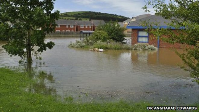 Наводнение в врачебной группе Ystwyth Medical Group, Парк Y Llyn, Аберистуит