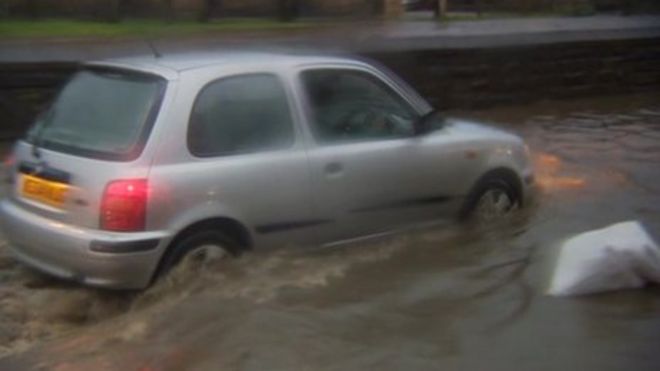 Вождение автомобиля по паводковой воде